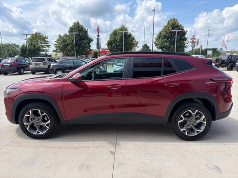 Used 2025 Chevrolet Trax LT w/ LT Convenience Package FWD image 5