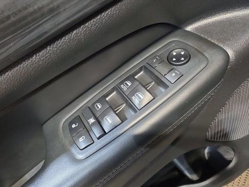 Used 2019 Jeep Grand Cherokee Laredo w/ Security & Convenience Group AWD/4WD image 15