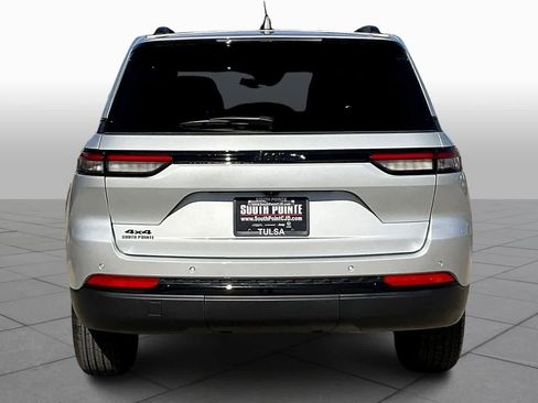 New 2025 Jeep Grand Cherokee Altitude image 4