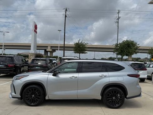 Used 2025 Toyota Highlander XSE AWD/4WD image 8