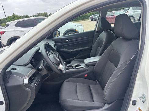 Used 2025 Nissan Altima 2.5 SV FWD image 27