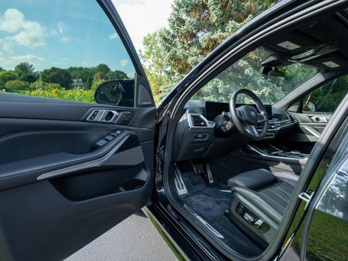 Used 2023 BMW X7 M60i image 11