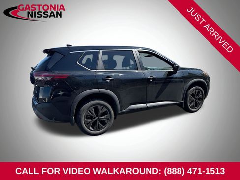 Used 2022 Nissan Rogue SV image 1