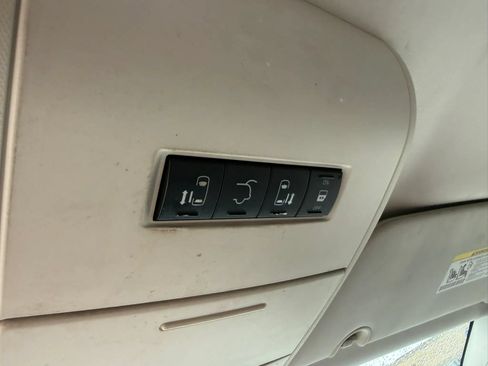 Used 2010 Chrysler Town & Country Touring FWD image 21