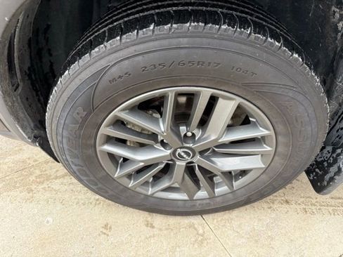 Used 2023 Nissan Rogue S image 10