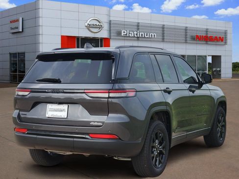 Used 2025 Jeep Grand Cherokee Altitude AWD/4WD image 4