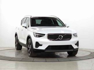 Certified 2025 Volvo XC40 B5 Core video 1