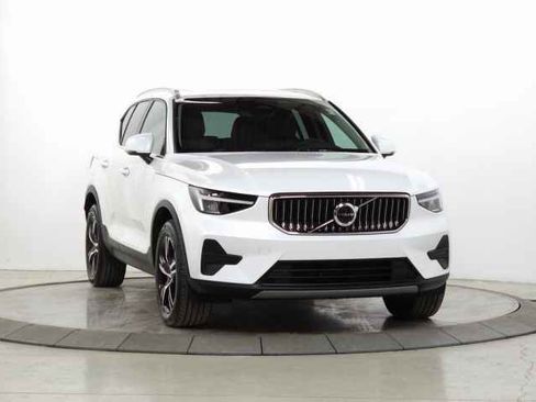 Certified 2025 Volvo XC40 B5 Core image 1