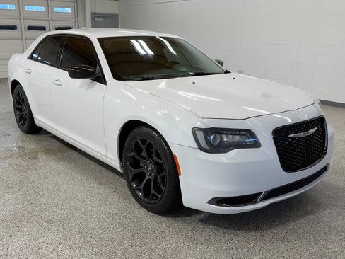 Used 2019 Chrysler 300 Touring w/ Sport Appearance Package RWD image 6