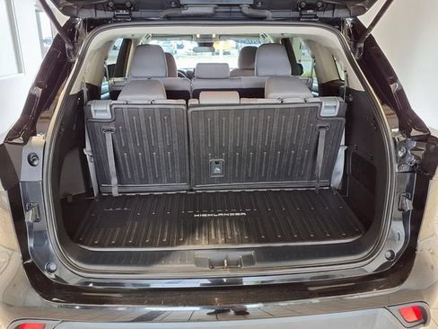 Used 2023 Toyota Highlander L FWD image 21