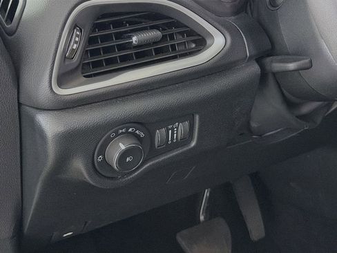 Used 2025 Chrysler Pacifica Select FWD image 12