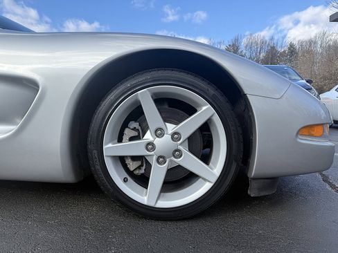 Used 2004 Chevrolet Corvette Coupe image 11