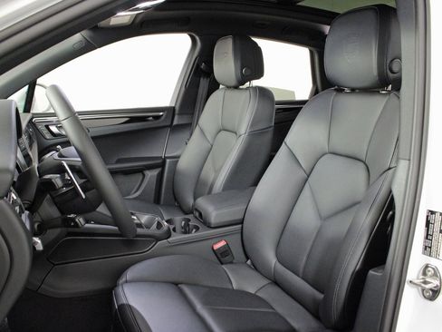 Used 2025 Porsche Macan image 5