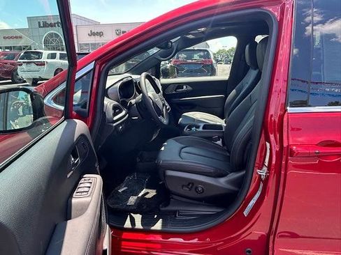 New 2025 Chrysler Pacifica Select FWD image 8