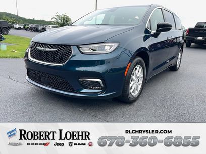 New 2025 Chrysler Pacifica Select