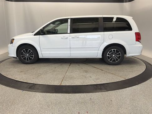 Used 2015 Dodge Grand Caravan SE w/ Quick Order Package 29E SE FWD image 2