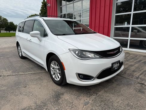 Used 2020 Chrysler Pacifica Touring-L FWD image 2