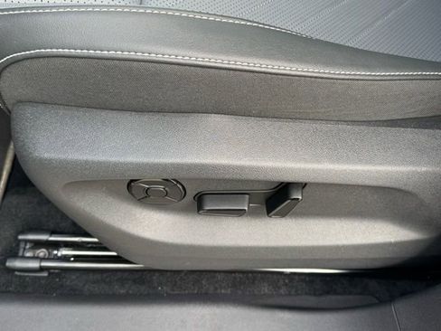 Used 2025 Volkswagen Tiguan SE image 34