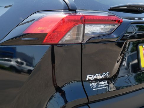 Used 2021 Toyota RAV4 LE AWD/4WD image 17