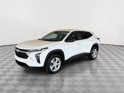 Certified 2025 Chevrolet Trax LS image 5