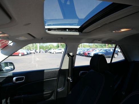 Used 2023 Hyundai Venue SEL FWD image 11
