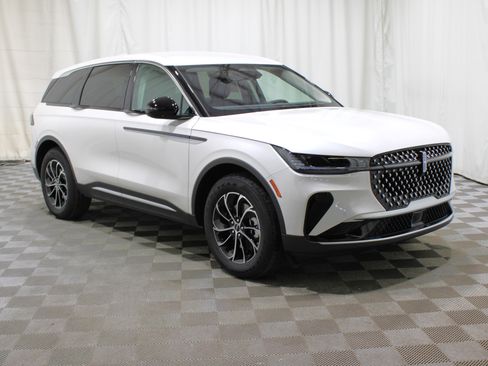 Used 2025 Lincoln Nautilus Premier AWD/4WD image 1