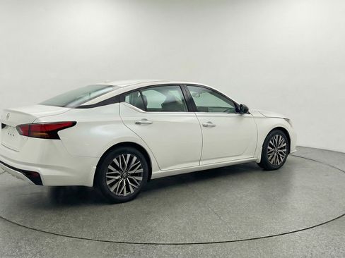 Used 2025 Nissan Altima 2.5 SV FWD image 9