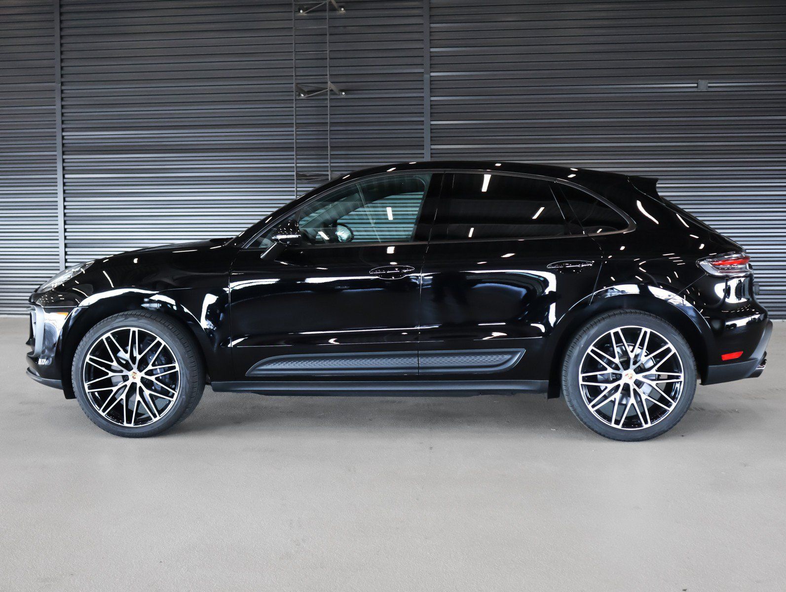 Used 2026 Porsche Macan AWD/4WD image 2