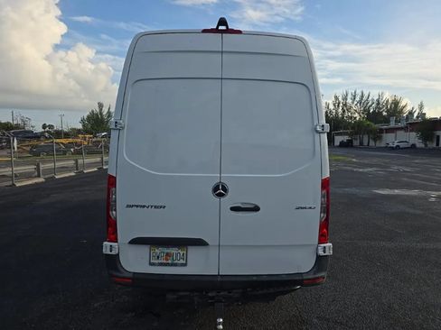 Used 2024 Mercedes-Benz Sprinter 2500 image 3