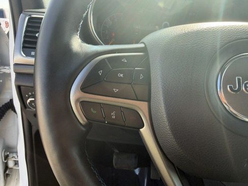Used 2019 Jeep Grand Cherokee Laredo AWD/4WD image 15