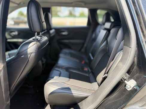 Used 2021 Jeep Cherokee Trailhawk AWD/4WD image 30