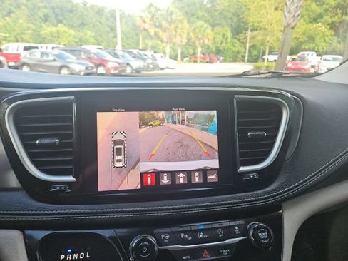 Used 2024 Chrysler Pacifica Touring-L FWD image 17