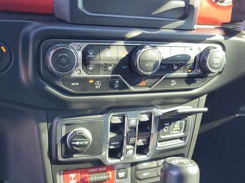 Used 2018 Jeep Wrangler Unlimited Rubicon w/ LED Lighting Group image 27