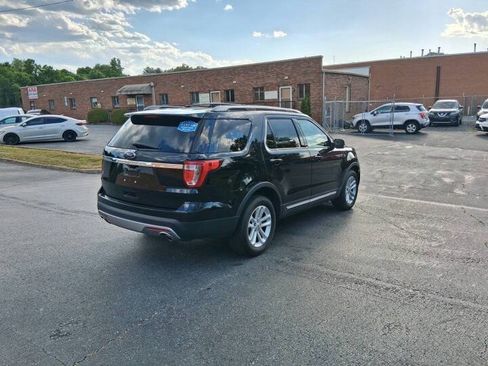 Used 2017 Ford Explorer XLT w/ Equipment Group 202A FWD image 5