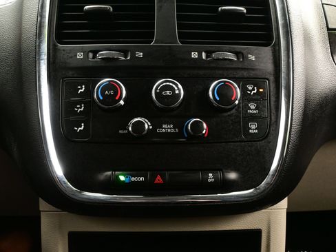 Used 2019 Dodge Grand Caravan SE w/ UConnect Hands-Free Group FWD image 18