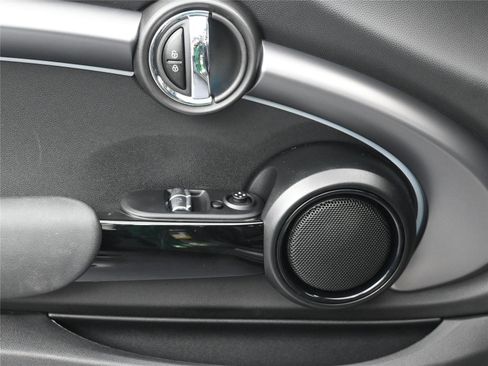 Used 2022 MINI Cooper 2-Door Hardtop image 6
