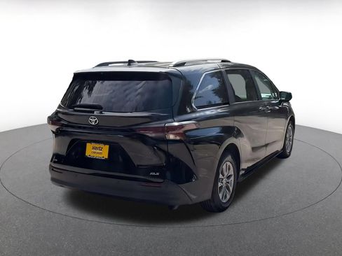 Used 2025 Toyota Sienna XLE FWD image 13