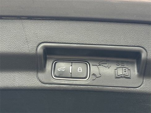 Used 2022 Ford Explorer XLT image 14