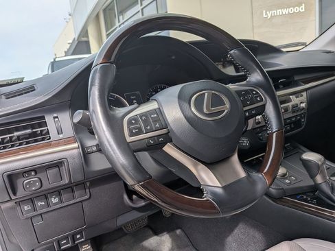 Used 2016 Lexus ES 300h w/ Luxury Package w/Wood Trim image 11