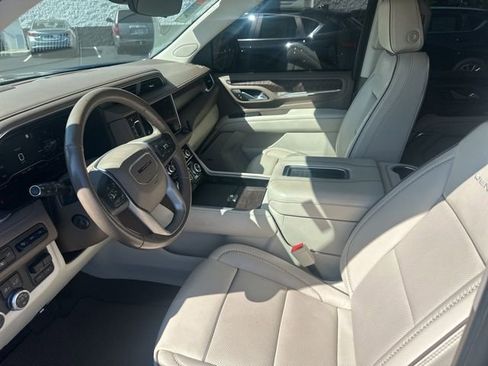 Used 2022 GMC Yukon XL Denali w/ Denali Premium Package image 14