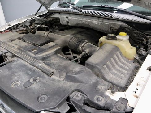 Used 2017 Ford Expedition XLT image 24