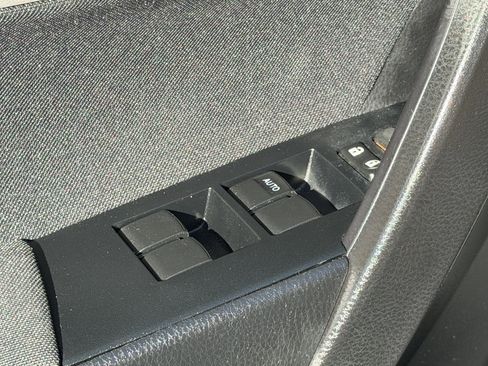 Used 2016 Toyota Corolla image 19