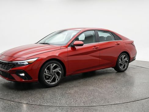 Used 2025 Hyundai Elantra SEL image 3