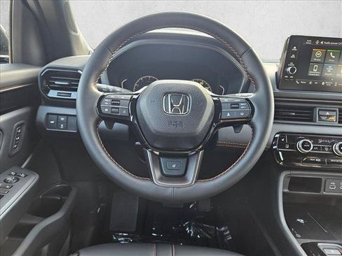 Used 2025 Honda Pilot TrailSport image 12