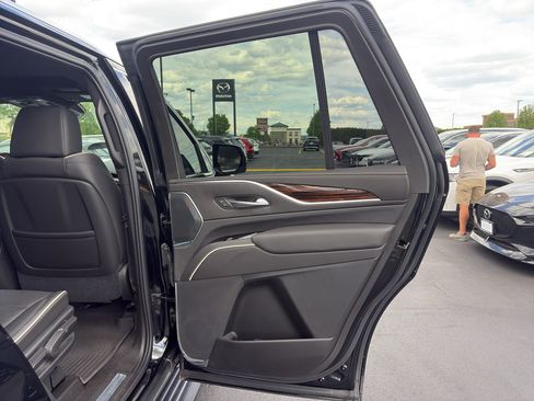 Used 2021 Cadillac Escalade Premium Luxury AWD/4WD image 17