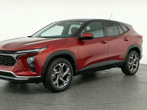 Used 2025 Chevrolet Trax LT w/ LT Convenience Package image 3