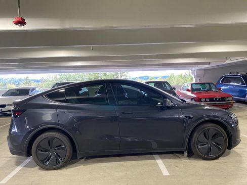 Used 2026 Tesla Model Y AWD image 5