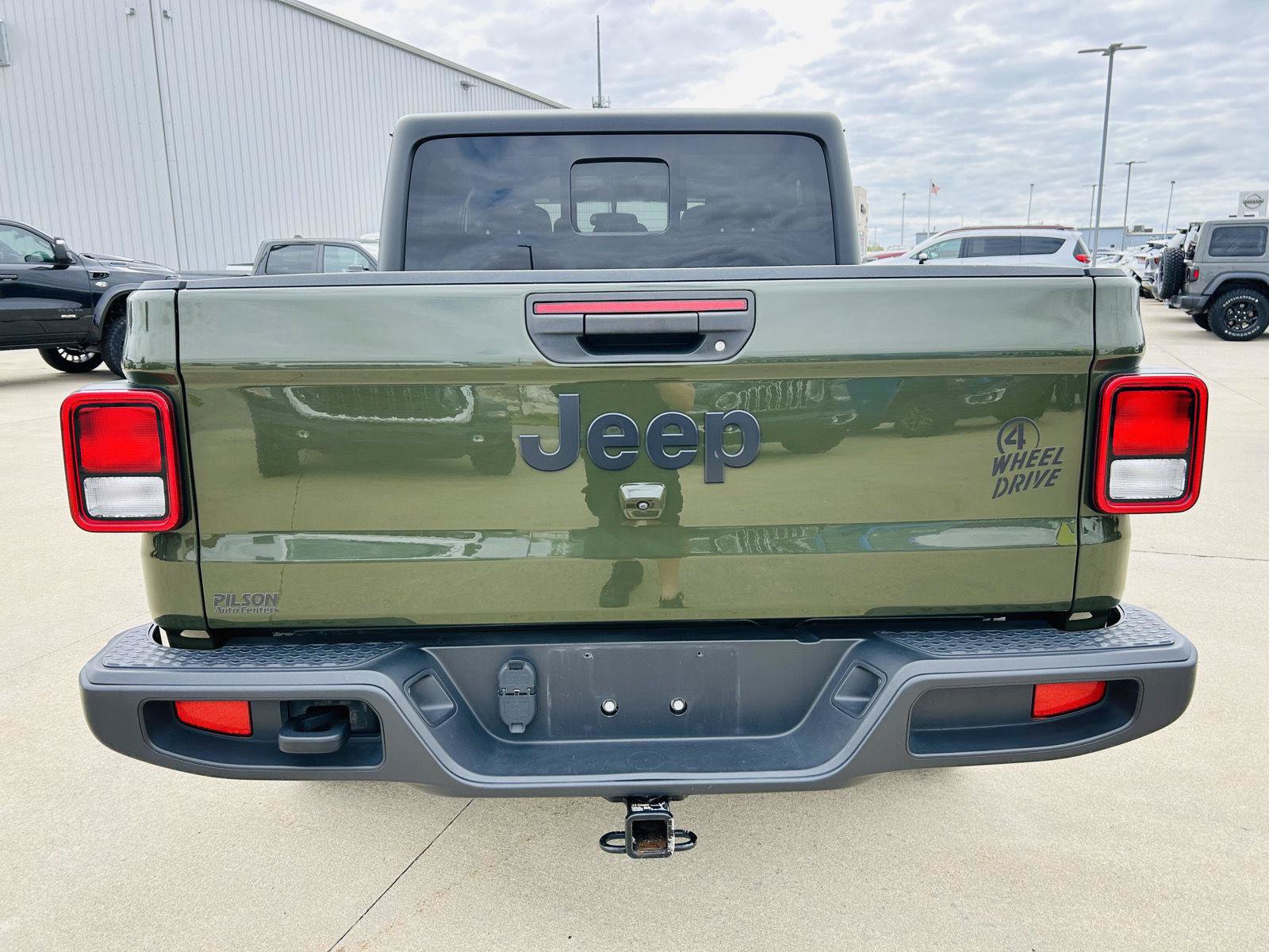 Used 2023 Jeep Gladiator Sport AWD/4WD image 32