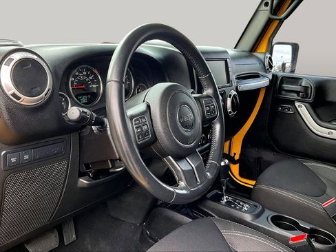 Used 2015 Jeep Wrangler Unlimited Rubicon w/ Connectivity Group image 12