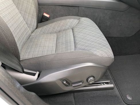 Used 2022 Volvo XC60 B5 Momentum image 33